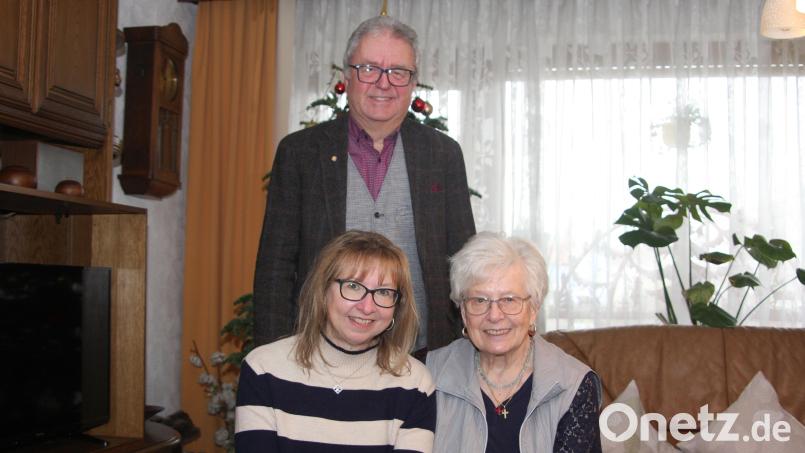 Renate Sturm (vorne rechts) freute sich über die Glückwünsche zu ihrem 85. Geburtstag. Mit im Bild Tochter Daniela Bossert und Bürgermeister Toni Dutz. Bild: wro