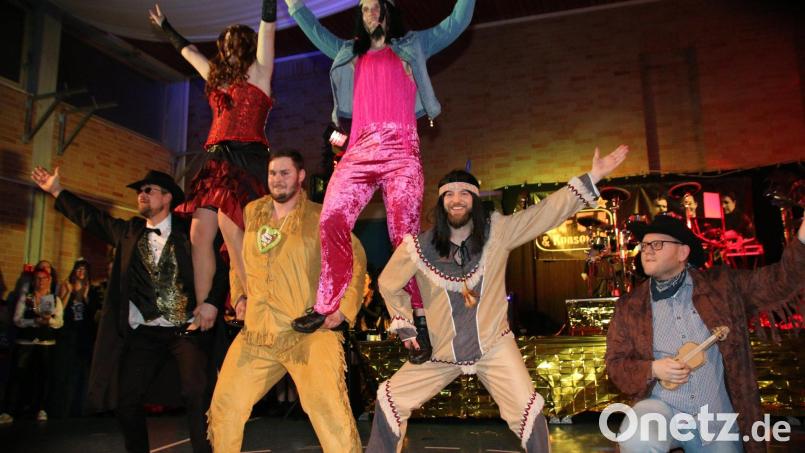 Beim Pressather Ball 2023 tanzt das Männerballett den "Schuh des Manitu". Archivbild: bjp