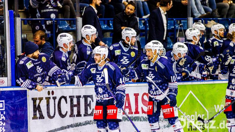 Zum Abklatschen gab es für die Blue Devils am Sonntag reichlich Gelegenheit. Beim Schlusslicht Stuttgart feierte der Oberliga-Spitzenreiter einen 12:1-Kantersieg. Bild: Werner Moller