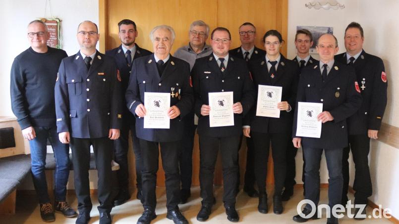 In der Jahreshauptversammlung ehrten die Verantwortlichen der Feuerwehr Trevesen langjährige Mitglieder. Bild: Feuerwehr Trevesen/exb