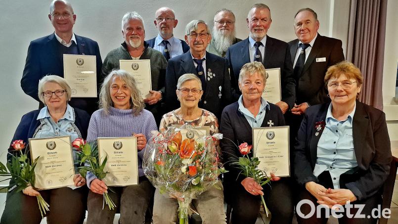Ehrungen standen auf der Tagesordnung des Soldaten- und Kameradschaftsverein 1897. Gertrude Stock (Dritte von links, sitzend) ist neues Ehrenmitglied. Dritter von links, stehend, ist Vorsitzender Ferdinand Sabathil. Bild: R. Kreuzer