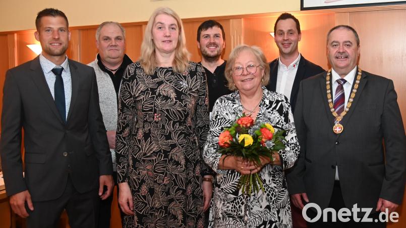 Blutspender werden geehrt und das Sitzungsgeld an den SkF übergeben (von links): Dritter Bürgermeister Dominik Obermeier, Gerhard Franz, Zweite Bürgermeisterin Susanne Lindner, Norbert Kohl, SkF-Vorsitzende Marianne Gutwein, BRK-Kreisgeschäftsführer Sebastian Schaller und Bürgermeister Peter Dotzler. Bild: gf