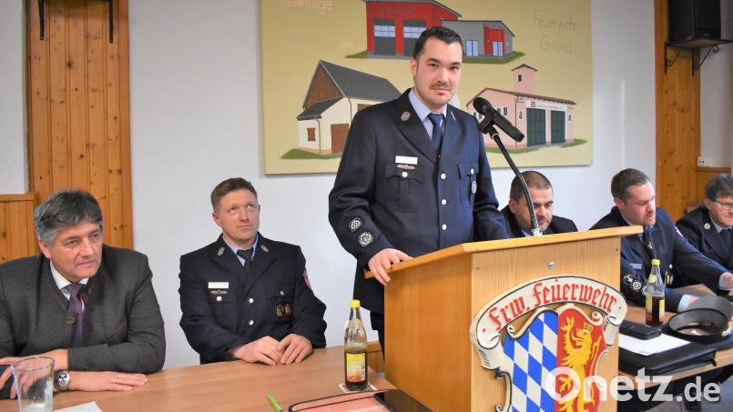 Jugendwart Marco Schiener (stehend) lobte die Jugendlichen bei der Jahreshauptversammlung. Bild: rgr