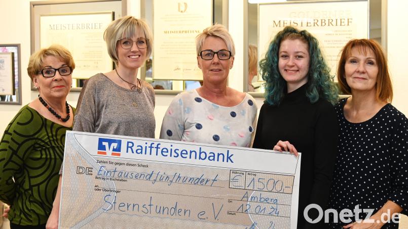 Den Erlös seiner Weihnachtsbaum-Aktion, 1500 Euro, spendete der Salon Christl für die Aktion Sternstunden (von links): Christl Flierl, Anna Wurzer, Michaela Wittl, Nele Hempel und Karin Frings. Bild: gf
