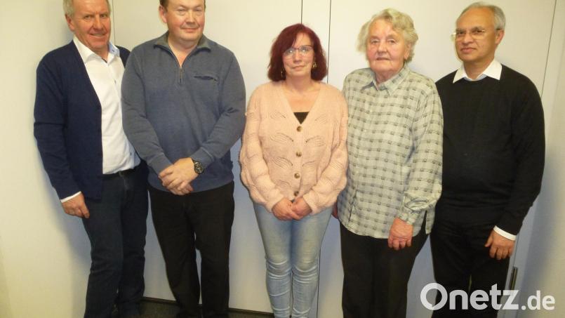 Hans Zeinz und Monika Rettinger (Zweiter und Vierte von links) haben Außergewöhnliches geleistet. Dafür danken Pfarrer Varghese Puthenchira, Pfarrgemeinderatssprecherin Martina Messer und Kirchenpfleger Karl Bauer (von rechts). Bild: bk