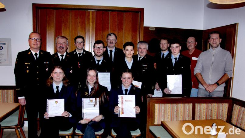 Ehrungen bei der Feuerwehr Kirchenreinbach: (stehend, von links) Kreisbrandrat Christof Strobl, Ehrenkreisbrandrat Fredi Weiß, Kreisbrandmeister Norbert Sperber, Kommandant Lukas Renner, Vorsitzender Günther Renner, Moritz Probst, Kreisbrandinspektor Hans Sperber, Thomas Schmidt, Julian Sperber, Bernhard Janker und Bürgermeister Roman Berr; (sitzend, von links) Annalena Vomasta, Simone Ertel und Selina Sperber. Bild: ds