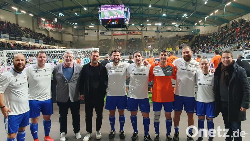 Trainer Markus Weinzierl (Vierter von links) und Delegationsleiter Thomas Graml (Dritter von links) mit den Kickern aus der Region: (von links) Rüdiger Reiche, Bastian Lobinger, Sebastian Weih, Christian Zechmann, Reiner Ullmann, Ronny Tölzer und Marie Söllner. Auch BFV-Präsident Christoph Kern (rechts) war in Regensburg dabei. Bild: mr
