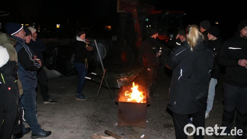 Bei klirrender Kälte kamen Bauern und Sympathisanten am Feuer ins Gespräch. Bild: sne