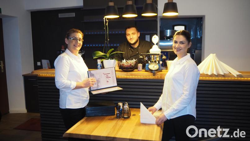 Safete Leka, hier mit Sohn Besnik und Schwiegertochter Arbana (rechts), wagt den Schritt vom Imbissstand zum Restaurant und trägt so zur Wiederbelebung des alten Bahnhofs bei. Bild: bl