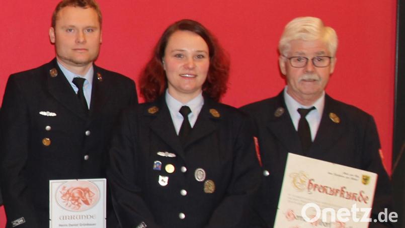 Daniel Grünbauer (links) ist neuer Vorsitzender der Feuerwehr Erbendorf, unterstützt wird er von Zweiter Vorsitzender Anna Linkel. Albert Vollath (rechts) ist nun Ehrenvorsitzender. Bild: fks/exb