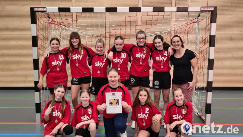 Für das Herzog-Christian-August Gymnasium dabei: (stehend, von links) Julia Windl, Anna Müller, Laura Übler, Nina Kinscher, Hanna Weidinger, Sarah Mauritz, Betreuerin Lisa Steiner, (knieend, von links) Lisa Belinski, Ronja Richter, Veronika Meißner (Tor), Lisa Lehnerer und Leonor Übler. Bild: lis