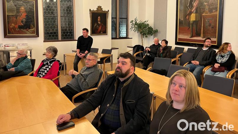 Da wusste Stefan Frank noch nicht, dass er neues Stadtoberhaupt von Sulzbach-Rosenberg wird: Der 41-Jährige verfolgt gespannt mit seiner Lebensgefährtin Tanja Reif die Verkündung des Wahlergebnisses im Großen Rathaussaal. Bild: Stephan Huber