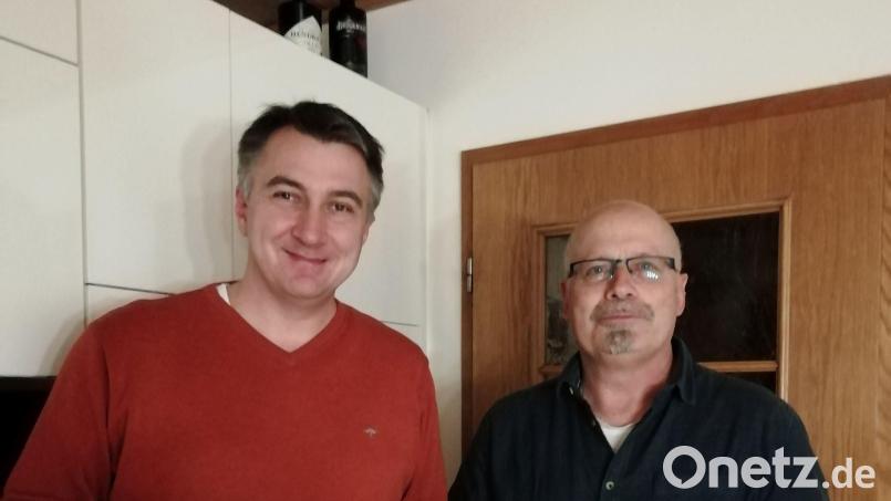 Marco Schwab übergibt die Auszeichnung an Roland Prühäuser (von links). Bild: Ruth Prühäuser/exb