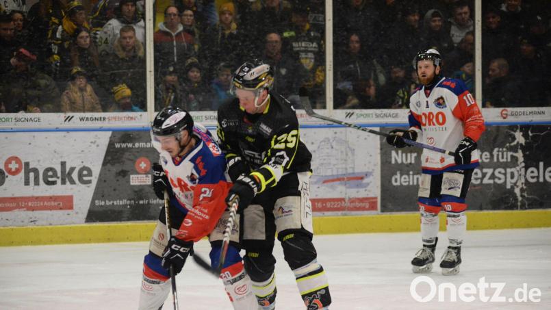 Felix Köbele (Mitte/Szene aus dem Freitagspiel gegen Dorfen) und der ERSC verloren am Sonntag in Geretsried. Damit ist die Siegesserie gerissen. Bild: Andreas Brückmann