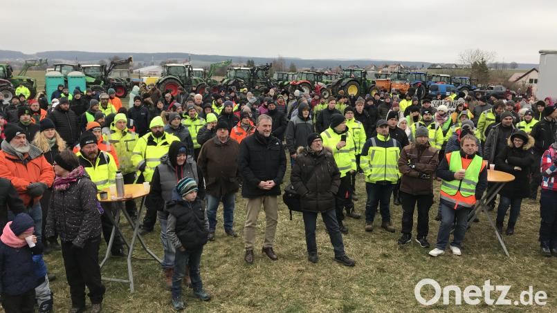 Hunderte Demonstranten waren am Samstag zum &quot;Protest gegen Bürokratiewust und nicht nachvollziehbare Forderungen&quot; auf eine Wiese bei Hahnbach gekommen. Bild: mma