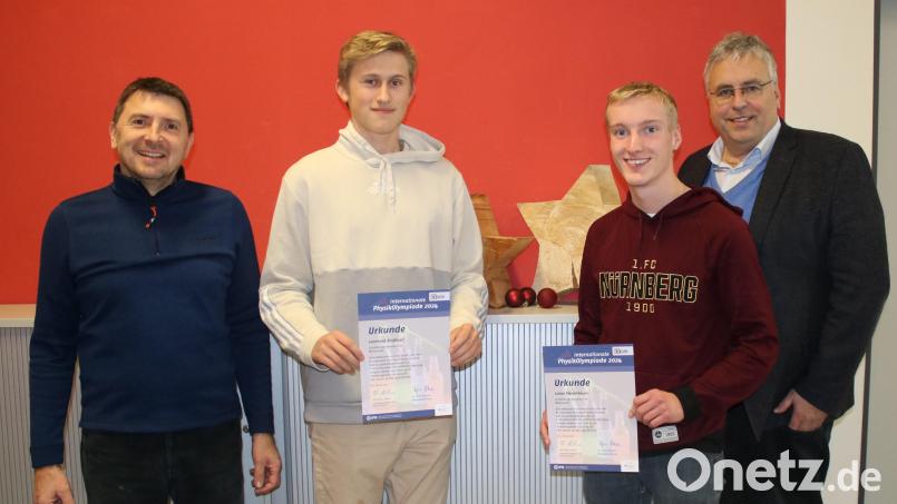 Die erfolgreichen Gymnasiasten Leonhard Großkopf (Zweiter von links) und Lukas Fleischhauer (Zweiter von rechts) bei ihrer Ehrung mit Physiklehrer Thomas Hellerl (links) und Schulleiter Joachim Zembsch (rechts). Bild: Manuela Borkowski/exb