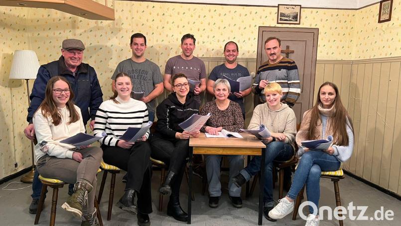 Proben und üben, auswendig lernen und die Szenen einüben, das gilt ab sofort für die Laiendarsteller des Muglhofer Theatervereins um Regisseur Hans Gösl (mit Mütze) und Vorsitzenden Franz Voith (stehend, rechts). Bild: ror
