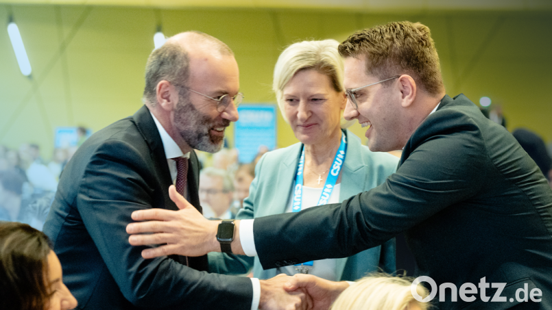 Christian Doleschal (rechts), Manfred Weber (links) und Angelika Niebler (Mitte) auf der Delegiertenversammlung zur Aufstellung der CSU-Europaliste in Nürnberg. Bild: Steffen Böttcher