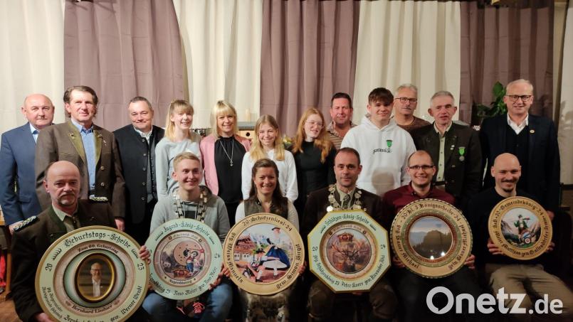 Der Schützenverein Edelweiß Süß ehrt (vorn, von links) als Gewinner der Geburtstagsscheibe Schützenmeister Werner Wendl, Jugendkönig Timo Meier, stellvertretend Manuela Weiß für die Schützenliesl Birgit Simon, Schützenkönig Alexander Rösl, den Gewinner der Heiligdreikönig-Scheibe Michael Bauer sowie den Gemeindekönig Armin Gallesdörfer. Mit den Würdenträgern freuen sich (hintere Reih) der Vorsitzenden des Kulturausschusses Georg Götz (links), Vizepräsident Josef Diertl (Dritter von ,links) und Bürgermeister Bernhard Lindner (rechts). Bild: ufh