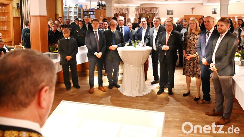 Repräsentanten aus Politik, Kirche und Gewerbe, Vertreter von Organisationen und Vereinen sowie zahlreiche ehrenamtlich tätige Bürger sind zum Neujahrsempfang der Gemeinde Gebenbach gekommen, bei dem Bürgermeister Peter Dotzler (links) einen zuversichtlichen Ausblick auf das Jahr 2024 gab. Bild: gf