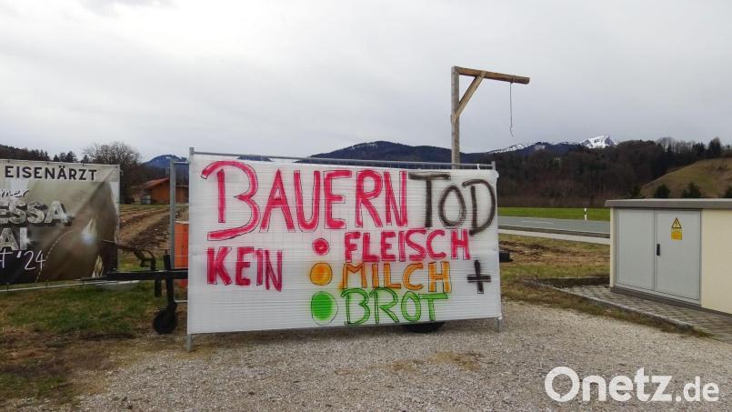 Ein Galgen steht hinter einem Protestplakat „Bauerntod kein Fleisch, Milch, Brot“. Symbolbild: Hallweger/NEWS5/dpa
