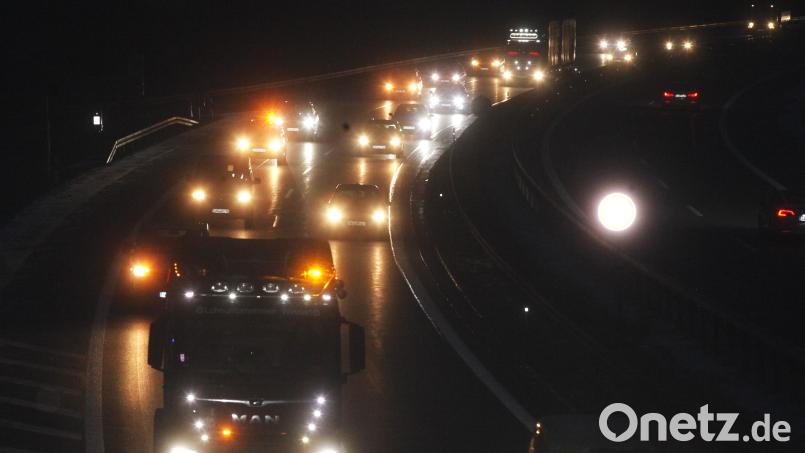 200 Fahrzeuge beteiligen sich am Montagmorgen bei einer Protestfahrt auf der A93 im Landkreis Schwandorf. Bild: Hirsch