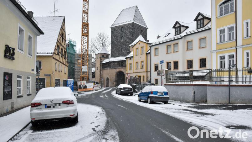 Die Ziegelgasse in Amberg. Der große Kran links soll abgebaut werden und ein kleiner Kran soll diesen ersetzen. Dafür muss die Ziegelgasse für den Verkehr gesperrt werden. Angedacht wurde die Sperrung für Mittwoch/Donnerstag, 17./18. Januar, aber das Winterwetter könnte nun eine Verschiebung des Termins um eine Woche möglich machen. Bild: Stephan Huber
