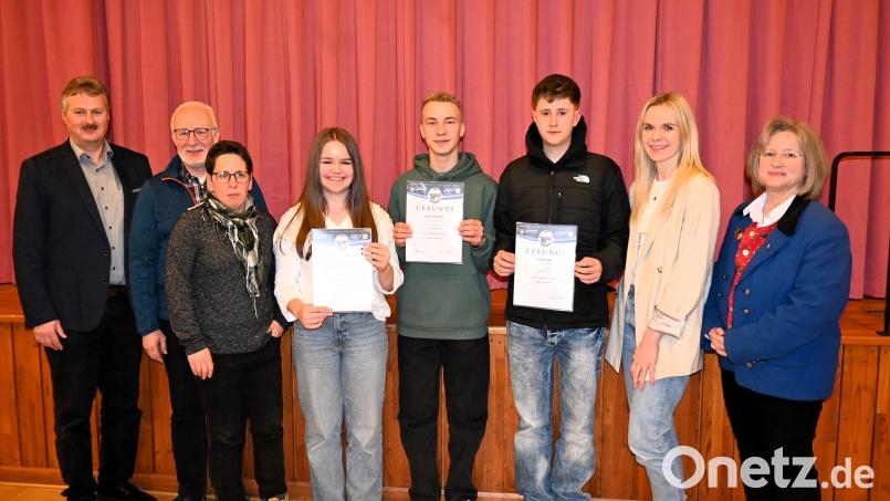 Zweiter Bürgermeister Tobias Forster gratuliert nicht nur dem Nachwuchs Franziska Hantschel, Nicolas Hilburger und Julius Burger (Mitte) zur bestandenen D1-Prüfung, sondern vor allem dem neu gewählten Vorstandsteam Dieter Schwab, Heike Schieder, Sabrina Maier und Michaela Forster (von links). Bild: kki