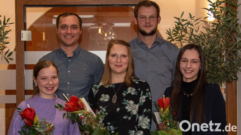 Bei den Majoretten des Hirschauer Musikzugs geht es in Sachen Tanzsportausbildung weiter aufwärts. Daran haben die Trainerinnen (vorn, von rechts) Marie Giehrl, Katharina Stein und Lilli Pfab maßgeblichen Anteil. Vorsitzender Maximilian Stein (hinten links) und sein Stellvertreter Erik Remhof (hinten rechts.) danken dafür und überreichen Blumen. Bild: u