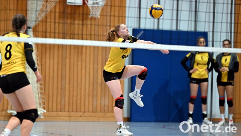 Lisa Kölbel bei der Ballannahme: Die Volleyballerinnen des SV Hahnbach verloren in Eiselfing glatt mit 0:3. Archivbild: Hubert Ziegler