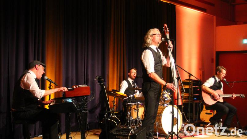 Den rund 200 Besuchern bewiesen die vier Musiker, dass sie nicht nur ihre Instrumente beherrschen, sondern auch noch hervorragend singen können. Bild: stg