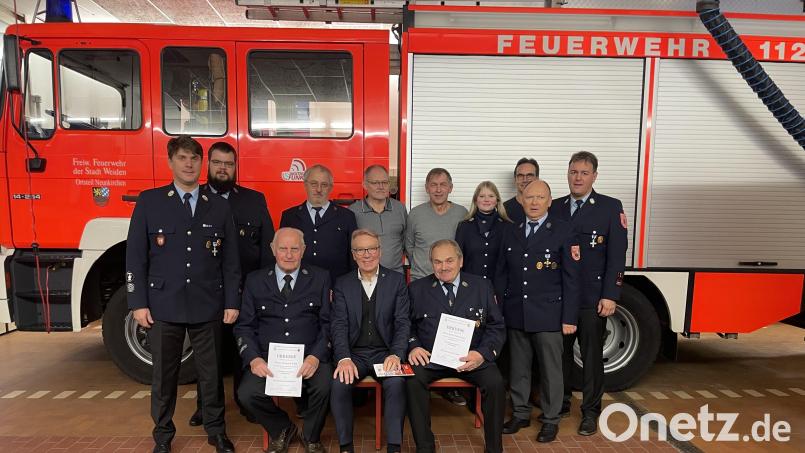 Die Feuerwehr Neunkirchen hat mit Heinrich Pröls (sitzend, links) einen neuen Ehrenkommandanten. Josef Frimberger (sitzend, rechts) ist neuer Ehrenvorsitzender. Hermann Göppel (stehend, Dritter von links) und Thomas Dendorfer (stehend, Fünfter von links) sind 50 beziehungsweise 40 Jahre Mitglied. Bild: Feuerwehr Neunkirchen