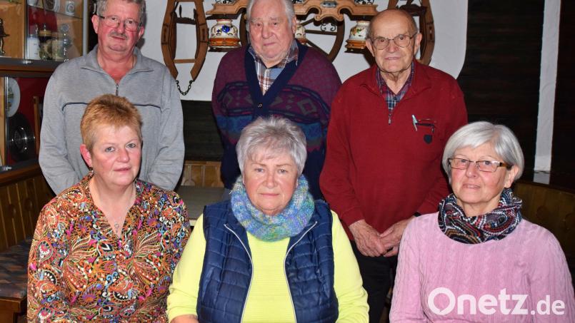 Neuwahlen beim Gesangverein Königstein: (stehend, von links) Helmut Knahn, Johann Rösel, Erwin Blendinger, (sitzend, von links) Gabi Knahn, Betty Pirner und Burgi Lehnerer. Bild: wku