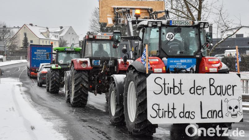 Slogans auf Plakaten zeigten, was Bauern auf die Straße bringt. Bild: Stephan Huber