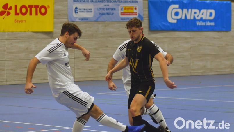 Der SV Waldau (dunkle Trikots) und die SpVgg Schirmitz vertreten den Fußballkreis Amberg/Weiden bei der Futsal-Bezirksmeisterschaft in Lappersdorf. Bild: otr