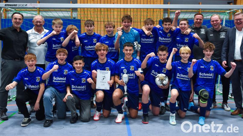 Die C-Junioren des SV Raigering 1 jubeln über den Gewinn der Stadtmeisterschaft. Bild: Stephan Huber