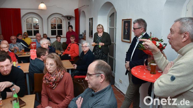 Versuchen, sich die Wahlniederlage zu erklären: SPD-Fraktionsvorsitzender Achim Bender (rechts), Noch-Bürgermeister Michael Göth (Zweiter von rechts) und SPD-Ortsvereinsvorsitzende (Dritte von rechts) Bettina Moser am Wahlabend im SPD-Bürgerbüro. Bild: Stephan Huber