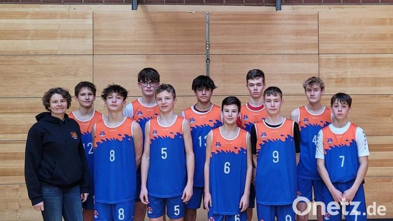 Für Nabburg treten beim regionalentscheid im Basketball an: Betreuerin Barbara Meier, Jonathan Bock, Fabian Ziegler, Valentin Herrmann, Leon Böckl, Philipp Thapa, Jonas Schwarz, Ben Mutzbauer, Paul Stöberl, Paul Meller und Jonas Schmidberger (von links). Bild: JAS-Gymnasium/exb