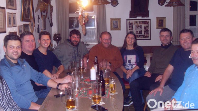 Die traditionelle Winter- und Gedenkwanderung von Pleystein nach Tröbes wird erstmals von einer jungen Wandergruppe um Daniel Kabitschke und Andreas Reber weitergeführt. Bild: gi