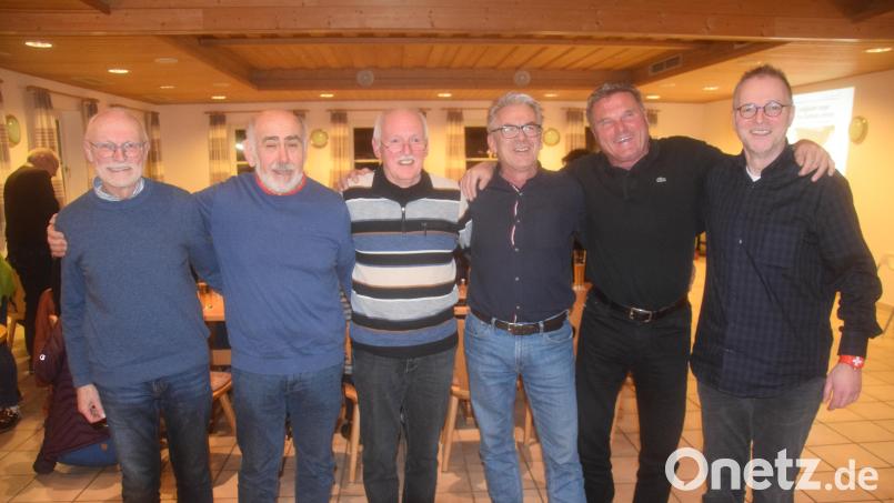 Sie stehen für 50 Jahre DJK-Skiabteilung. Berti Vollath, Sepp Würth, Manfred Sand, Hubert Schwarz, Georg Binner und Martin Naber (von links). Bild: fz