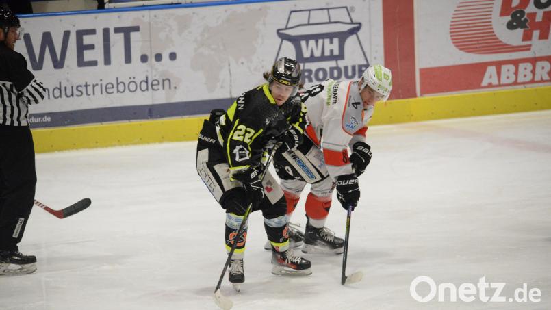 Der US-Amerikaner Hunter Fortin (links) hat seinen Vertrag beim Eishockey-Bayernligisten ERSC Amberg vorzeitig verlängert. Bild: Andreas Brückmann