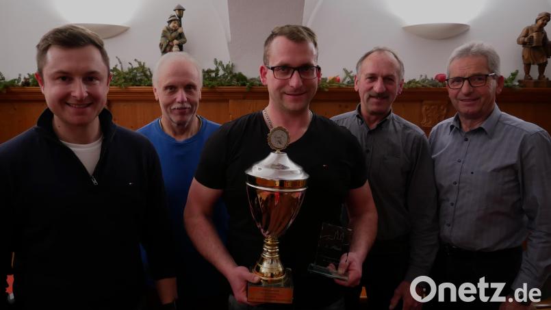 Benjamin Müller (Mitte) siegte vor Wolfgang Fischer (Zweiter von rechts) und Gerhard Laab (Zweiter von links). Es gratulierten Ehrenkommandant und Organisator Hermann Müller (rechts) sowie der Stellvertretende Vorsitzende René Friedrich (links). Bild: flm