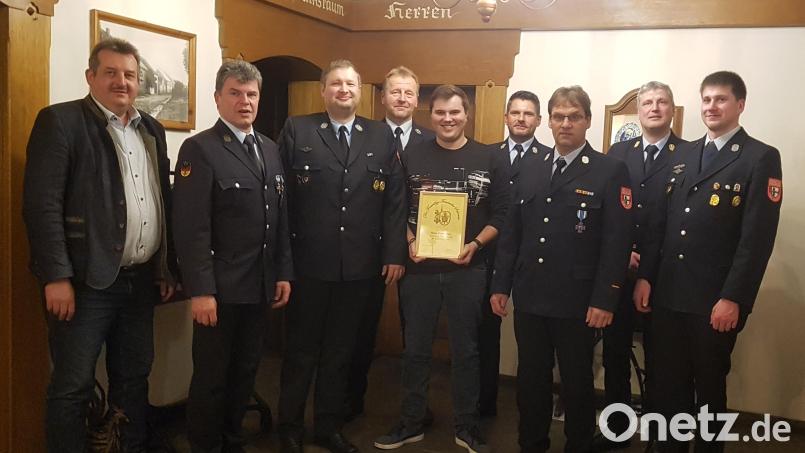 Die Führungsspitze der Feuerwehr kann mit den Leistungen zufrieden sein. Auch Bürgermeister Reinhard Kreuzer sagt die weitere Unterstützung der Stadt zu. Eine Urkunde gibt es für Maximilian Meier für sein Engagement in der Jugendfeuerwehr. Bild: Feuerwehr Schönsee/exb