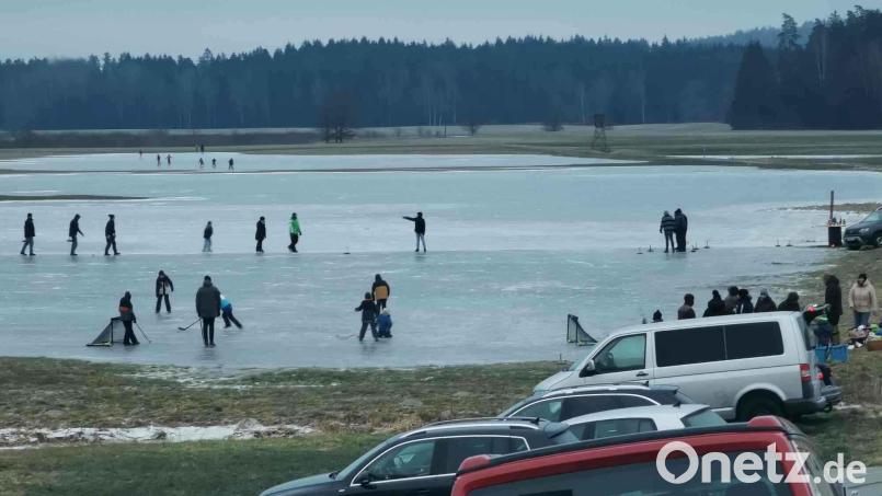 Auf der Eisfläche auf den Pfrentschweiherwiesen drehten Wintersportler auf Kufen Runden, andere trafen sich zum Eishockey, zum Eisstockschießen oder zum Picknick. Bild: gz