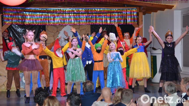 Für den Showtanz schlüpften die Mädchen der Minigarde in Kostüme, die Disney-Figuren darstellten. Bild: ak