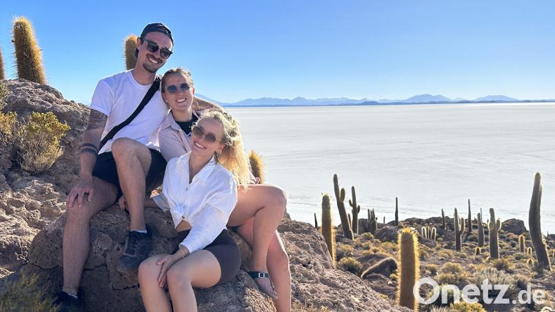 Bester Stimmung in der Atacama-Wüste in Chile: Michael Helgert aus Weiden und seine Begleiterinnen Magdalena Herzing und Sandra Ebner (von links) erkunden derzeit Südamerika. Bild: world.wide.nomads/exb