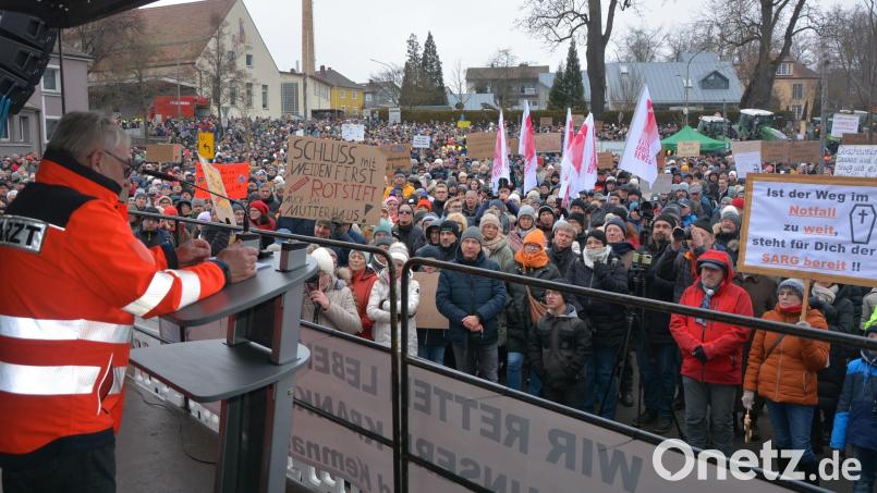 Kundgebungsleiter Wolfgang Fortelny (am Rednerpult) freute sich über die riesige Menschenmenge, die sich auf dem Parkplatz des Landratsamtes eingefunden hatte. Der Protestzug füllte auch noch die angrenzenden Straßen. Bild: jr