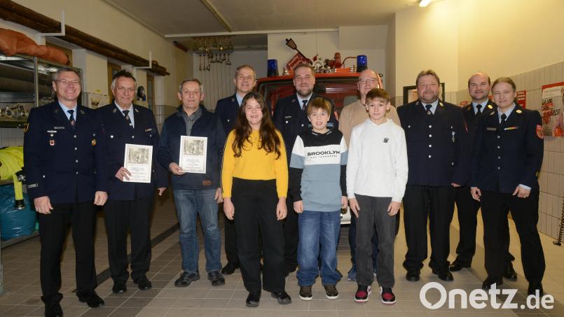 Bürgermeister Reinhard Sollfrank (links) freut sich über die Ernennung von Herrmann Sellmeyer zum Ehrenvorstand und von Georg Hösl zum Ehrenmitglied der Feuerwehr Hammerles. Neu aufgenommen wurden Katharina Scheidler, Louis Bösl und Markus Scheidler (vordere Reihe, von links). Bild: bey