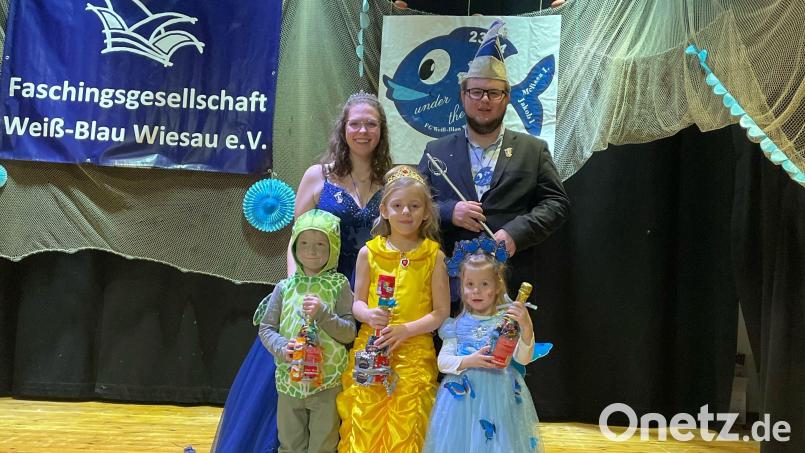 Bei der Maskenprämierung zeichnete Weiß-Blau Wiesau Lenz als Schildkröte, Glitzerfee Luisa und Mina als Prinzessin Belle aus. Bild: FG Wiesau/exb