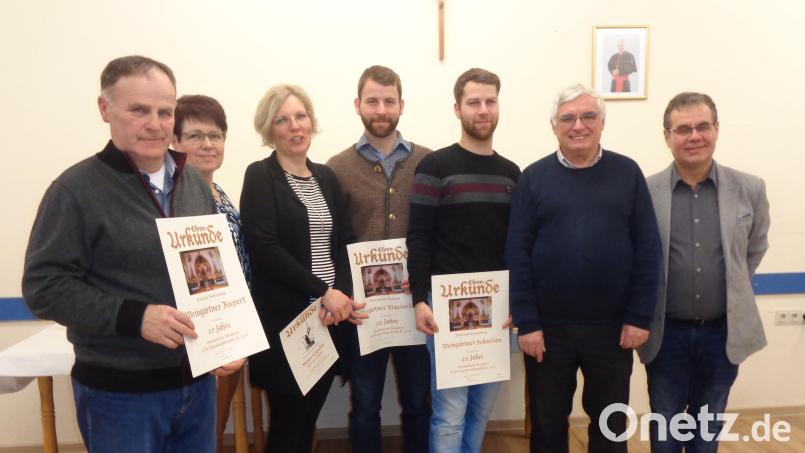 Kirchenpfleger Michael Brandl und Pfarrer Eugen Wismeth (von rechts) ehrten Sebastian Weingärtner, Maximilian Weingärtner, Claudia Maier, Karin Held und Rupert Weingärtner für ihre Verdienste in der Expositur. Bild: Mösbauer/exb